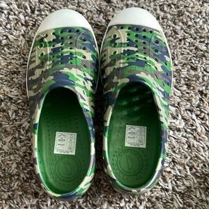NWT Native shoes, camo size 1